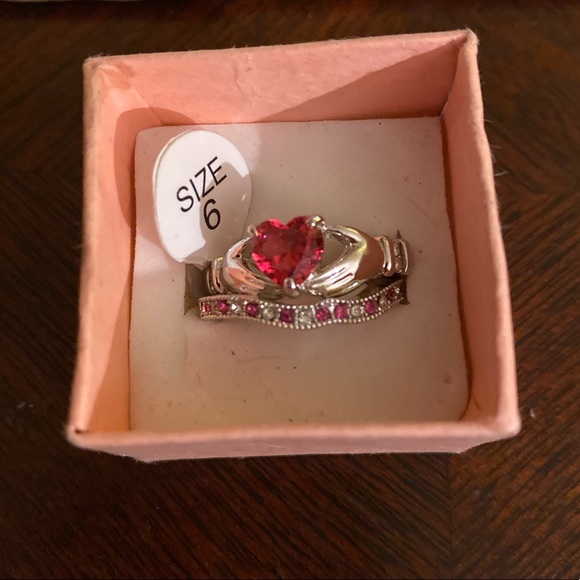 Red and white ring set - Picture 3 of 4